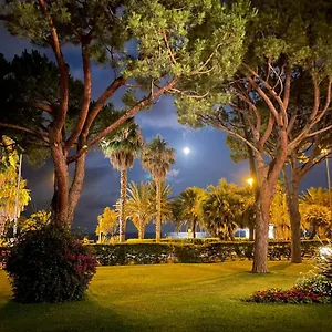 Apartment 4-star Beachfront Appartment- Sea View, Cannes